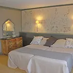 Chateau De Larroque فندق مبيت وإفطار 3*