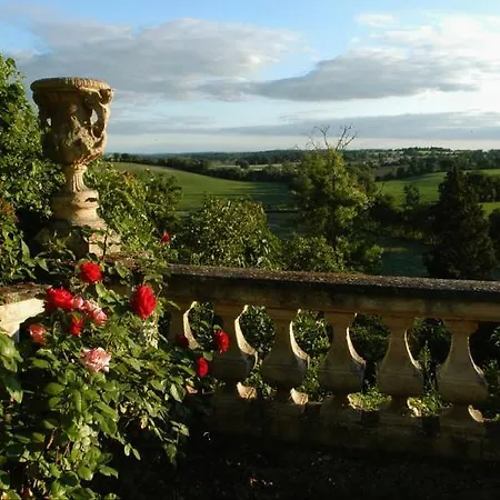 Chateau De Larroque Bed & Breakfast 3*