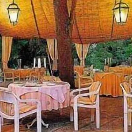 Chateau De Larroque Bed & Breakfast 3*