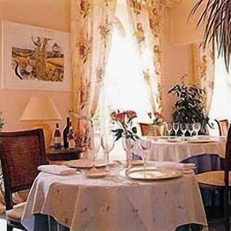 Bed & Breakfast Chateau De Larroque