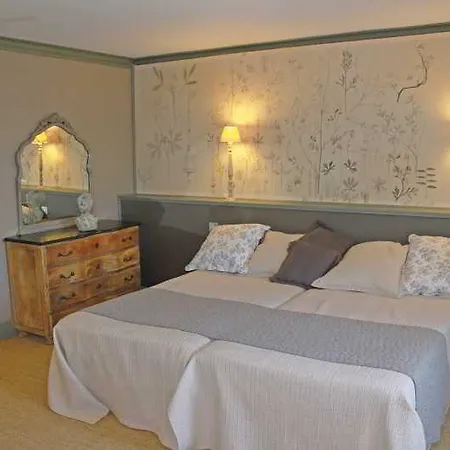 Chateau De Larroque Bed & Breakfast 3*